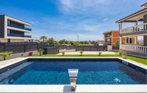 Nice Apartment In Medulin With Kitchen